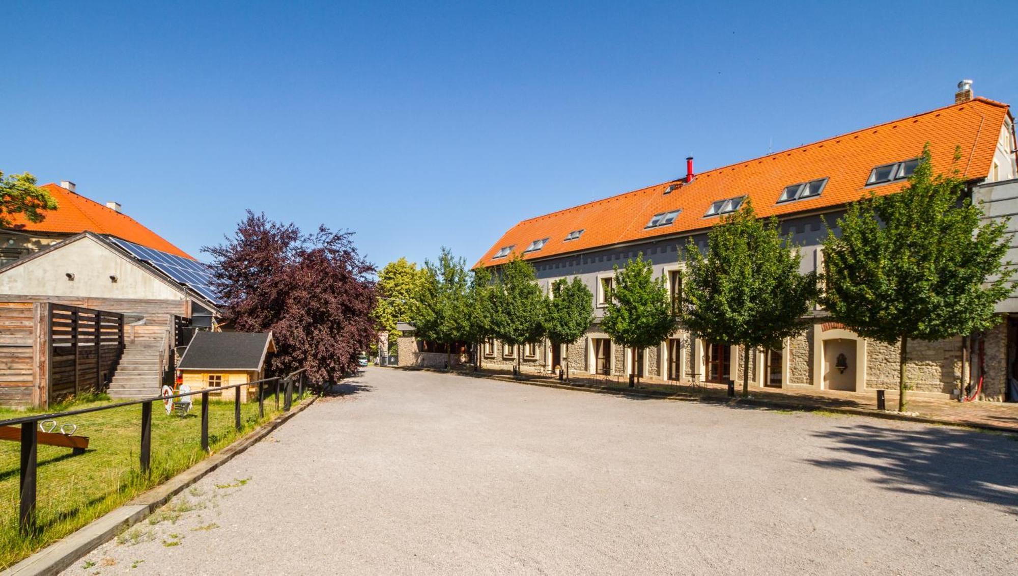 Chateau Nightingales Hostoun エクステリア 写真